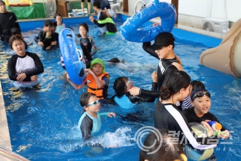 ▲캠프에서 물놀이를 하는 아이들 (제공/ 삼전종합사회복지관)