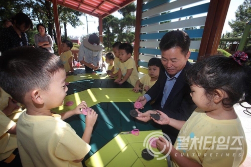 유아숲 체험원에서 아이들과 허인환 동구청장이 함께 놀이 활동을 하는 모습(출처/인천동구청)