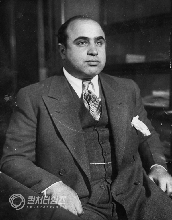 ▲ 알 카포네 Al Capone, 금주법으로 인해 성장한 마피아로 밀주, 밀매 등으로 큰 부를 축적하였다. (출처: 위키피디아)