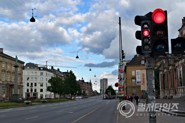 덴마크 어느 도로에서 쉽게 만나볼 수 있는 자전거 전용 신호등 (사진=권동환 여행작가)