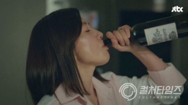 ▲ 김희애가 극 중에서 와인을 병째 마시며 일명 '병나발' 와인으로 이슈가 된 장면 (출처/ JTBC '부부의 세계')