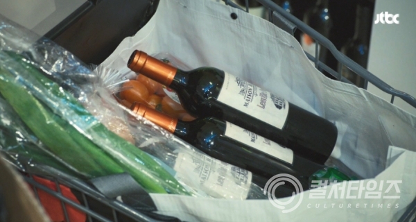 ▲ 부부의세계 8화, 마트에서 와인을 대량으로 구매하는 김희애 (출처/ JTBC '부부의 세계')