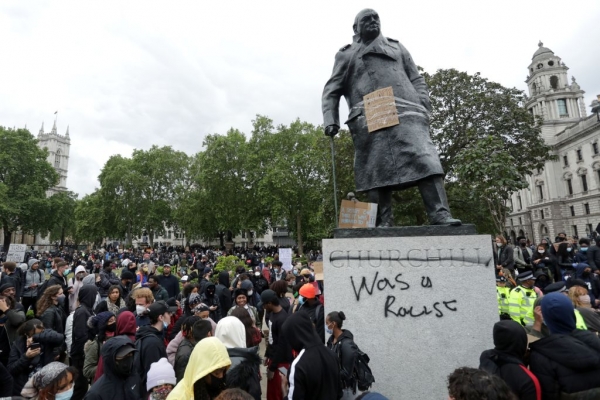 윈스턴 처칠 동상은 2020년 6월 7일 시위를 벌인 후 훼손된 것으로 보인다. 사진 Isabel Infantes/AFP. Getty Image.