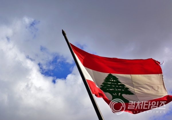 펄럭이는 레바논의 국기(사진=권동환 여행작가)