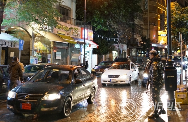 베이루트의 거리에서 쉽게 볼 수 있는 무장군인(사진=권동환 여행작가)