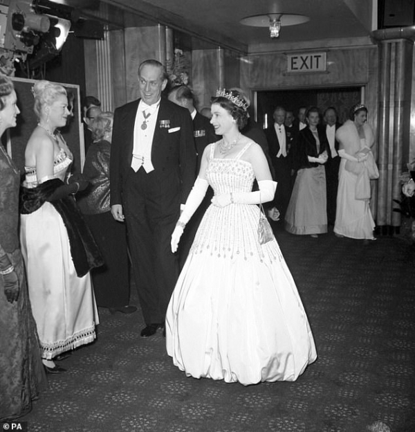 여왕은 노먼 하트넬 (Norman Hartnell) 드레스를 입었었는데, 여왕의 드레서인 안젤라 켈리는 베아트리체 공주를 위하여 단 3주 만에 드레스를 새롭게 수선해 주었다 (PA)