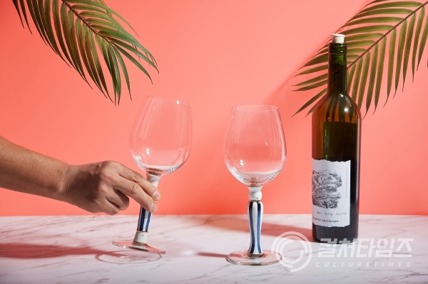 [사진1] 2019년 공모 선정작인 '세라글라'. 도자기 손잡이로 와인잔을 만든 것이 특징이다