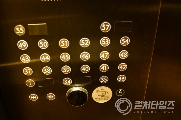 한국에서 아주 유명한 초고층 건물인 싱가포르의 마리나 샌즈 베이의 엘리베이터(사진=권동환 여행작가)