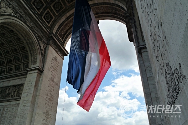 파리의 개선문에 걸려친 프랑스의 국기(사진=권동환 여행작가)