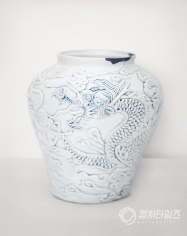 구본창_Blue-White Porcelain Series (VA 15)_2017_아카이벌 피그먼트 프린트_90x72cm_국립현대미술관 미술은행 소장