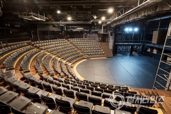 [사진2-2]  ‘남산예술센터 드라마센터’ 공연장 내부 모습.jpg