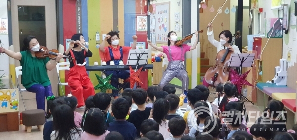 (사진1) 부천문화재단 공연배달서비스 '부천어린이세상' 중 '별난별별콘서트' 공연 장면