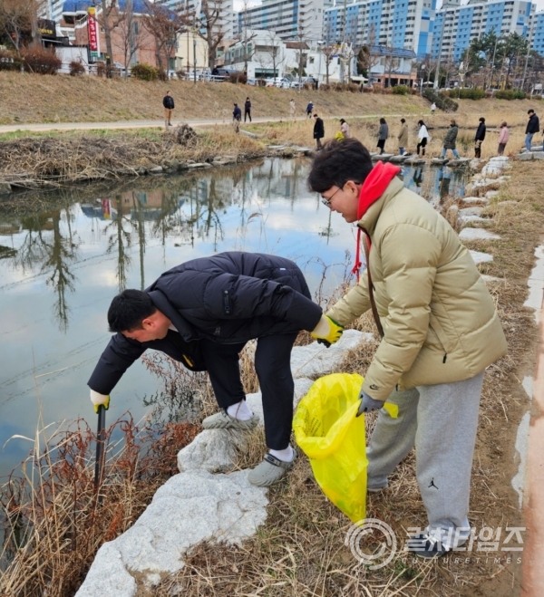 (재)김해문화재단은 최근 창립 19주년을 맞아 환경정화활동을 전개했다 <br>