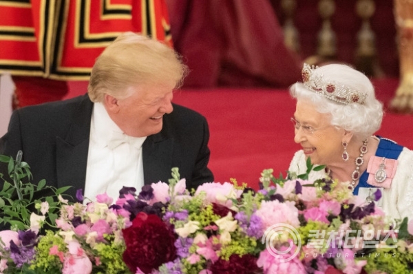 ▲ 올해 6월 영국을 방문한 도날드 트럼프 미국 대통령과 엘리자베스 2세 여왕 / Getty Image