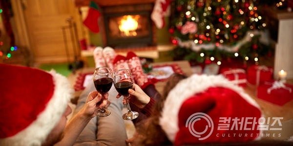 ▲크리스마스, 연인들이 와인과 함께 보내기 좋은 날이다. (출처: winesinniagara)