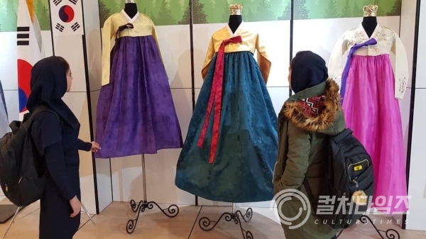 ▲2020 국제 패션 및 의상 페스티벌에서 이란 학생들이 전시된 한복을 감상하고 있다