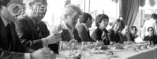 ▲ 1976년 시음회에 참석했던 실제 평가단들이 블라인드 테이스팅으로 와인 평가를 하고 있는 장면 (출처: Vine Pair.com)