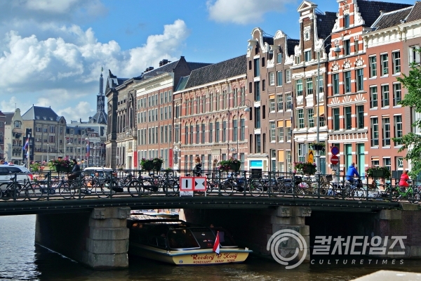 자전거를 타고 하루를 보내는 암스테르담의 시민들(사진=권동환 여행작가)