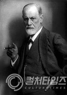 지그문트 프로이트(Sigmund Freud, 1856~1939)는 성격발달단계를 설명하면서 ‘리비도’라는 심리성적 에너지를 중요하게 생각했다. 그래서 성적 욕구, 성기에 관한 관심 등을 기준으로 발달 단계를 구분했다. (출처 : 위키백과)