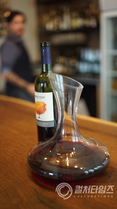 ▲디캔터는 와인병에 있는 와인을 옮겨 담아 마실 때 사용하는 용기를 말한다.(출처/픽사베이)