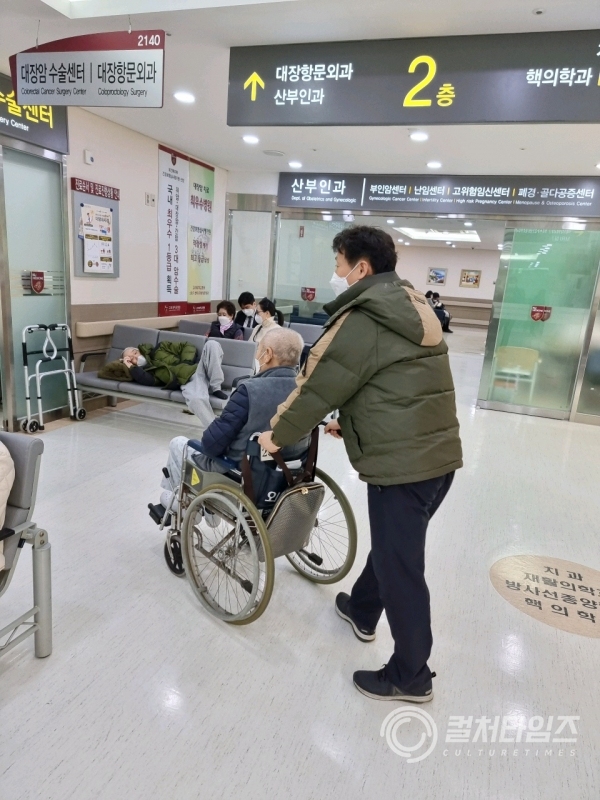 ▲‘1인가구 병원 안심동행서비스’ 이용사진(출처/서울시)