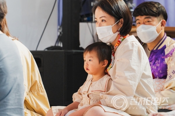 (사진3) 부천문화재단 아기공연을 관람 중인 아기와 양육자의 모습.jpg